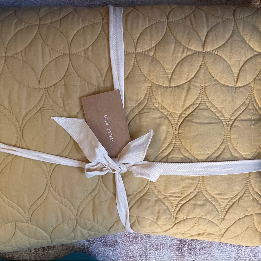NWT West Elm Mid Century Circle Quilted Mustard Yellow Queen Last one!